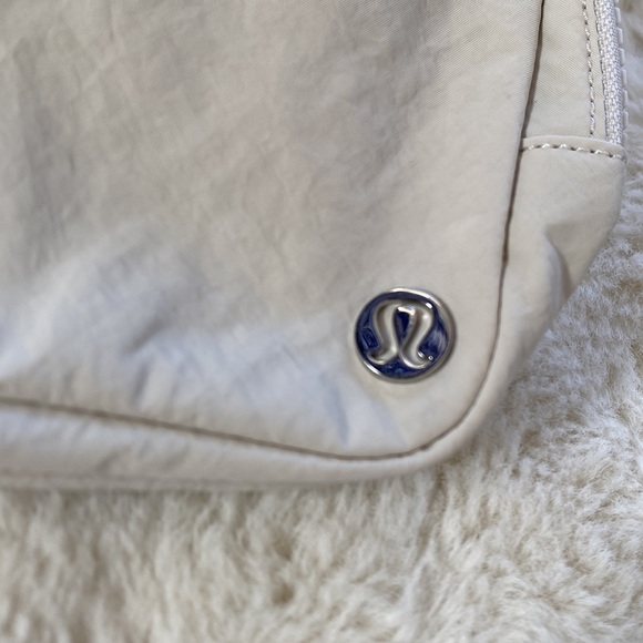 ❤️ Lululemon Large Everywhere Bag in White Opal New With Tags - Picture 2 of 7